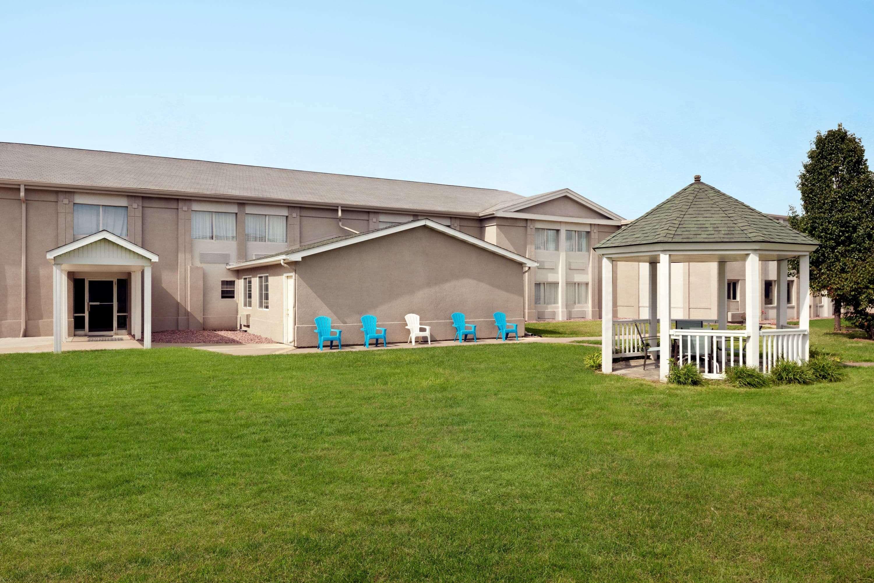 Baymont By Wyndham Des Moines North Hotel Exterior photo